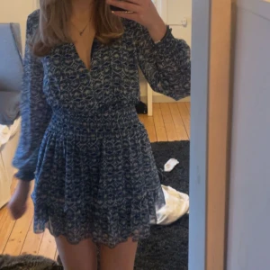 Zara klänning  - Köpt här på plick för 250, aldrig använd💙