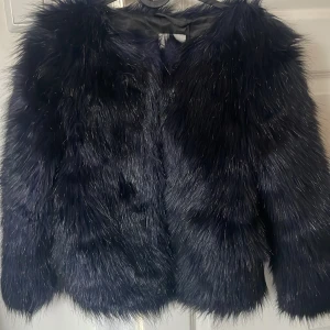 Pälsjacka - Skit snygg pälsjacka! Inga defekter och väldigt sparsamt använd så den ser ny utt. Den säljs inte längre så den ör lite unik. Storleken är 158 men passar en XS Kontakta för frågor elele prisförslag 🌸