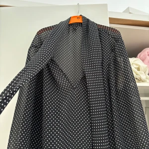 Benetton blus💕 - Min favoritblus verkligen så fin. Knyts i en knut vid halsen och är v-ringad. Toppenkvalite och skick!!