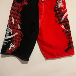 billabong badbyxor - badbyxorna är i storleken 32 och måtten är 36 cm rakt över midjan och 53 cm ytterbenslängd skriv för fler bilder ❗️möts bara upp ❗️