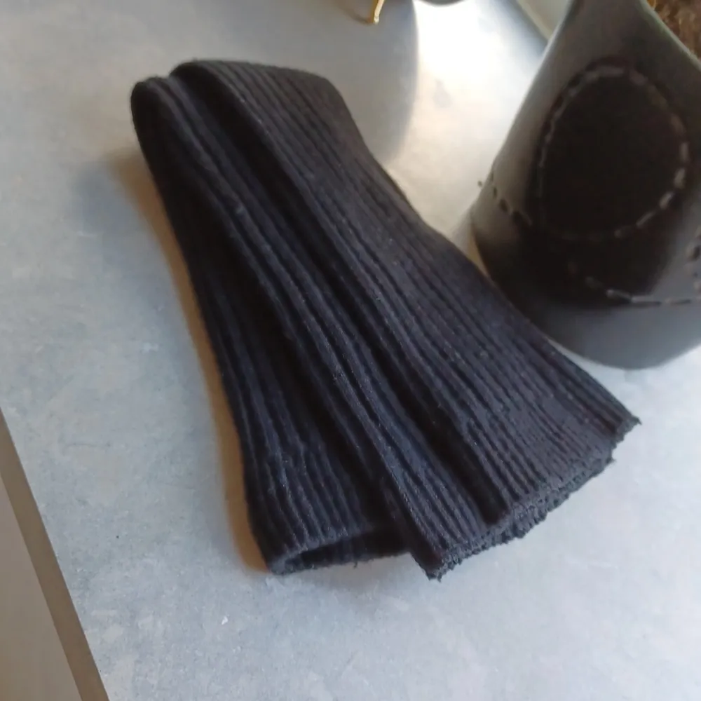 Svarta handvärmare som egentligen är benvärmare men i min åsikt är dom ganska fula som det,sälj för behöver pengar,super bra skick. Nästan aldrig använt och pris kan diskuteras,kontakta innan köp🎀. Asusteet.