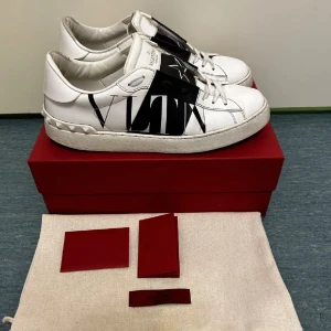 Valentino Garavani sneakers - Säljer mina sneakers från Valentino😌 Nypris: 5 600kr🩷