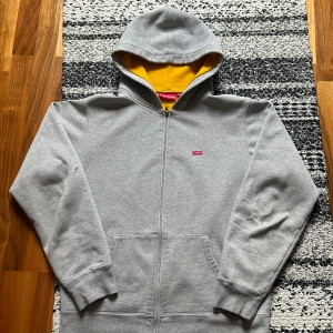Supreme zip hoodie - väldigt fin supreme zip hoodie i gott skick förutom ett litet hål som visas på bild. storlek M sitter lite oversized byter hällst mot nåt annars bud