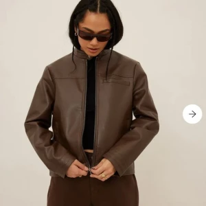 Brun skinnjacka Freja Wewer X NAKD - Brun läderjacka (skinnimitation) från Freja Wewers kollektion för NAKD. Använd ett fåtal gånger. 