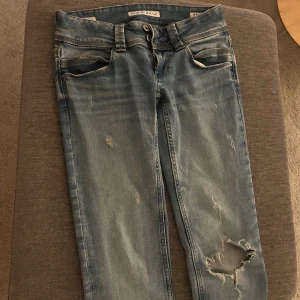 Pepe jeans - Säljer nu mina SUPER SNYGGA pepe jeans😍😍Använder tyvärr inte det längre. Inga defekter eller täcken på använding❤️ Hör av er om ni vill veta något mer eller ha fler bilder! Köp gärna via buy now! 