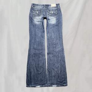 Midja: 76 innerben: 82 Lågmidjade jeans från esprit med detaljeradebakfickor. Storlek w26. Något nötta vid fotändar enligt bild. Överlag fint skick!🤍