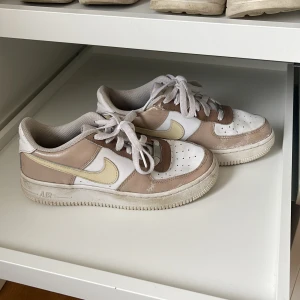 Nike airforce designade  - Säljer dessa Nike airforce som jag köpt dyrt för ungefär 2 år sen, en tjej som köpte vanliga airforce & sen målade denna design på. Som man ser har färgen dock avtagit på några ställen men generellt fortfarande fina. Säljes i befintligt skick! 