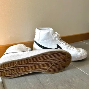nike skor blazer mid - använda fåtal gånger nästan som nya