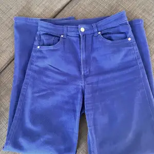Blåa jeans från hm som inte kommer till användning