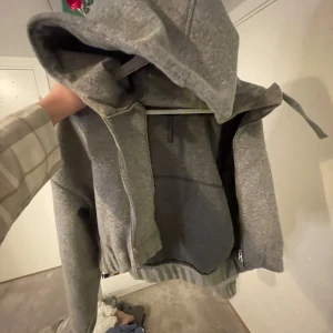 Cool croppad jacka - Rensar garderoben, vill bara bli av med allt 🫶🏽