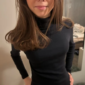 Polotröja från bikbok  - Marinblå polotröja i storlek M, aldrig använd 