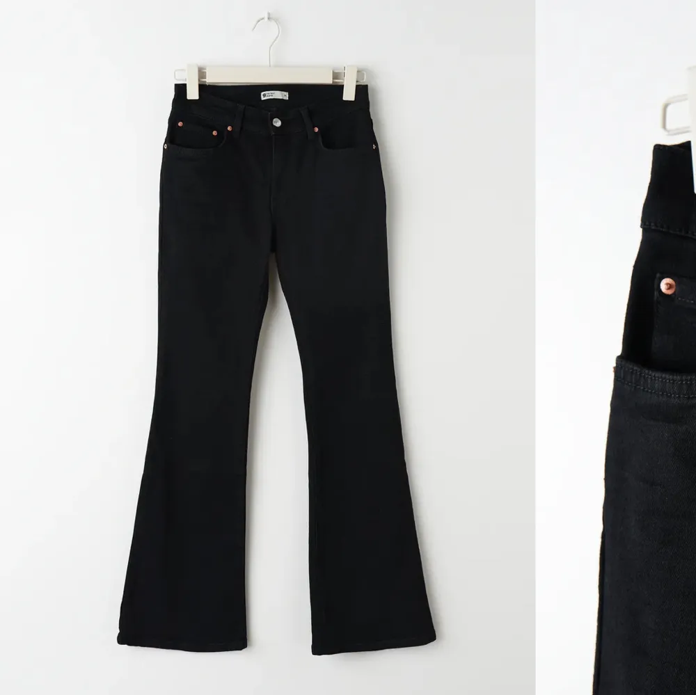 Säljer dessa low waist jeansen från Gina tricot i storlek 32, dom är tvättade några gånger så dim är ej helt svarta. Köpt för 500 Skriv för egna bilder 🩷. Jeans & Byxor.