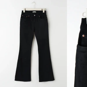 Low waist jeans - Säljer dessa low waist jeansen från Gina tricot i storlek 32, dom är tvättade några gånger så dim är ej helt svarta. Köpt för 500 Skriv för egna bilder 🩷