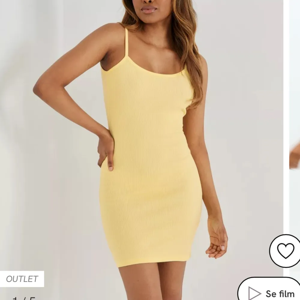 En ny klänning i en fin gul färg! Säljer då den tyvärr inte kommit till användning. Den är endast testad 🥰. Klänningar.