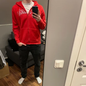 Von studio zip hoodie  - Säljer denna riktigt feta rhinestone zip den Von studio. Köpt för ca 1,5 år sedan när Von studio startade. Bra skick och alla stenar sitter. Skriv om funderingar 