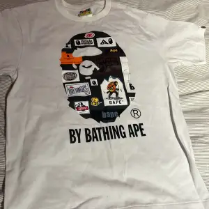 Aldrig använd bape t shirt köpt i bape butiken i london. Lite oversized. Kvitto följer med,pris kan diskuteras.