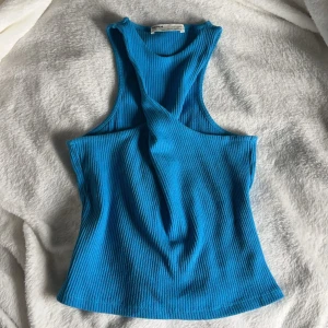 Sommar topp med detalj - Märke = Pull & Bear Köptes för 2 år sedan Använd någon enstaka gång Fin blå färg  Storlek XS 
