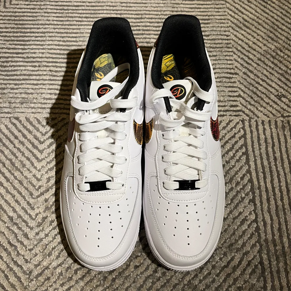 Säljer mina oanvända limited edition air force 1 drew league som jag köpte i usa för något år sen. De är riktigt feta, sällsynta skor och är perfekta för varmt väder 🤩🌴. Storleken på dem är EU 42.5. Dem här kommer du aldrig se igen så tveka inte! . Skor.