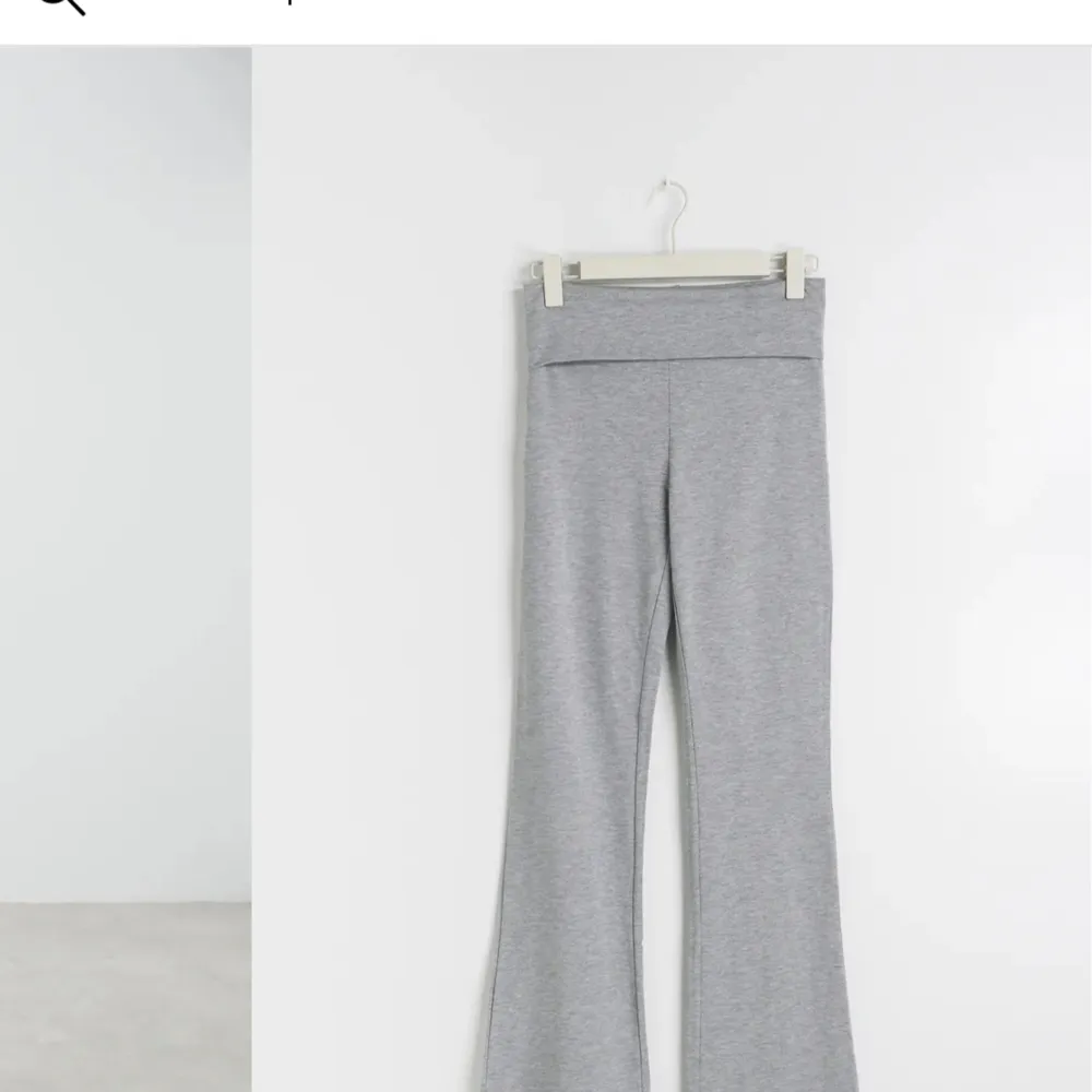 Säljer mina grå yoga pants då dom inte kommer till användning dom är i fint skick, skriv i dm för fler bilder 💗. Jeans & Byxor.