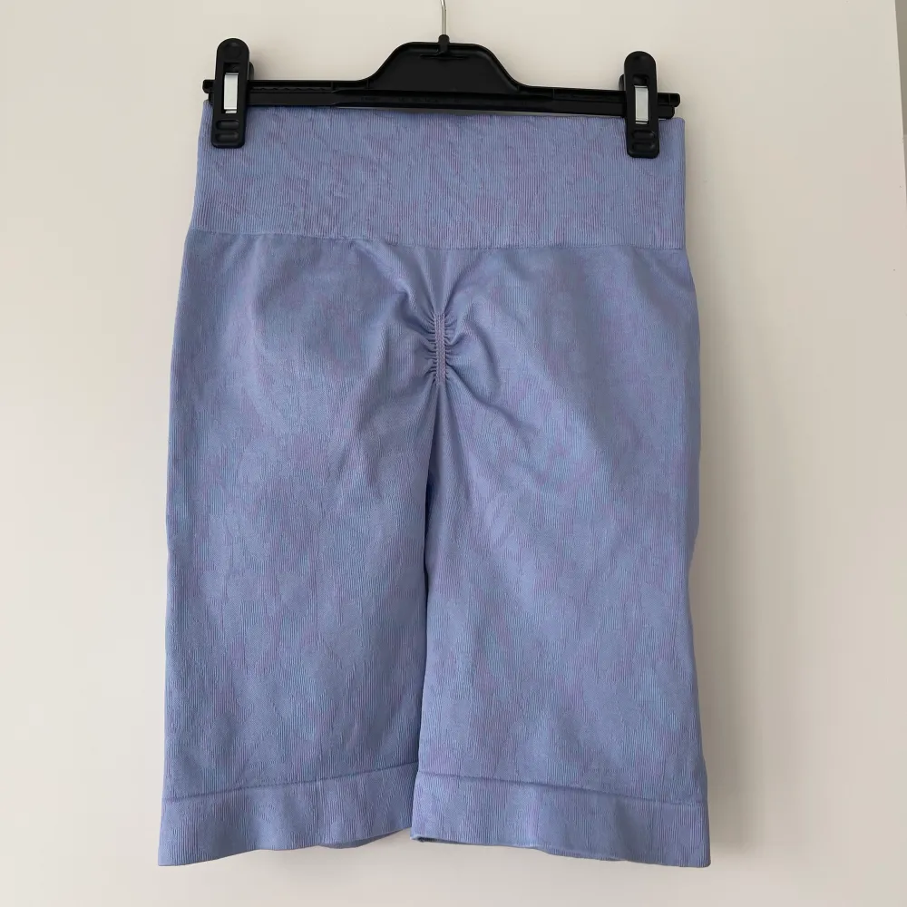 Blå/lila shorts från gymshark i fint skick!🩵💜. Shorts.