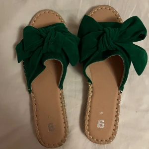 Gröna slip ins strl 38 - Helt oanvända slip ins i strl 38 från Gina. 