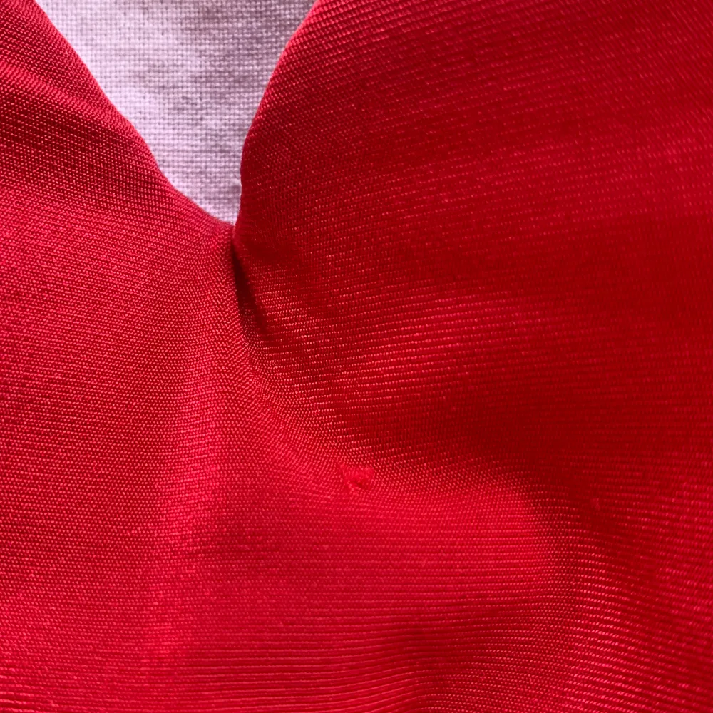 säljer detta fina röda linne med inbyggd bh i, passar nog b-c kupa🫶i fint skick bortsett från en liten defekt under bröstet (se sista bilden)❤️. Toppar.