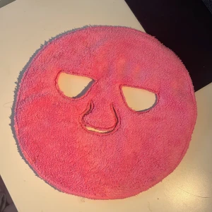 Soaking Face Towel Mask  - This face towel will soak your face and prepare your face for the skin product you will apply. Wet this mask with luke warm water before any skin care product. Also remove all makeup before applying. 💗