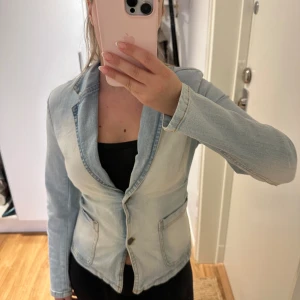 Jeans kavaj - Säljer denna snygga jeans kavajen då den inte kommer till användning tyvärr💗💗vet inte storlek men skulle säga att den är mellan 34-36
