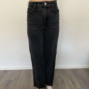 Jeans - Högmidjade jeans från zara. De är väl använda men ändå i bra skick