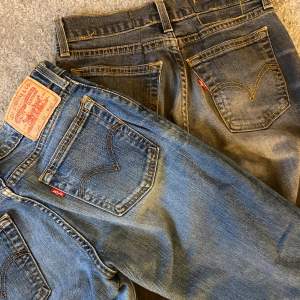 Superfina Low waist bootcut jeans från Levis. Ett par blå och ett par grå (se bild 2 & 3) stickpris (pris kan absolut diskuteras) W30 L32(konstiga storlekar), dem är dock insydda i midja/lår vilket inte syns (kontakta mig för bättre bilder och mått) 