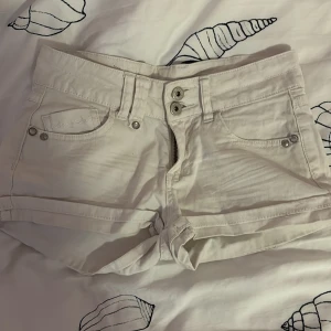 Yk2 vita shorts  - Köpta second hand, men i bra skick 