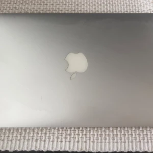 Macbook Air dator - Säljer en MacBook Air 11 tums skärm, från år 2012! Och versionen macOS Catalina 10.15.7, minne 4GB 1600 MHz DDR3.   Har haft en i flera år och den funkar jättebra, den har även USB kabel uttagning & för hörlurar. Skriv till mig för intresse!! :)