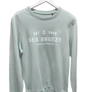 Crewneck - SeaBreeze Crewneck i 100% ekologisk bomull. Ljusgrön m vitt tryck i storlek S. Smal modell. Härlig ganska tunn kvalitet.  OBS öglad (ej flossad) insida. Nyskick, aldrig använd.  Nypris 599:- säljes för 100:-