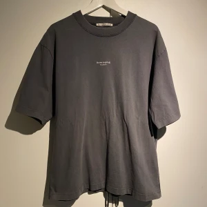 Acne Studios Stockholm Logo Tee - Hej, säljer en oanvänd T-shirt från Acne Studios Sthlm kollektion. Nypris 2800kr. Utmärkt skick. Storleken passar L och är boxy & oversized med riktigt najs passform. Pris kan diskuteras. Hör av dig vid intresse och fler bilder! 