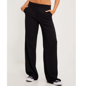 Kostymbyxor  - Svarta low waist kostymbyxor från Nelly