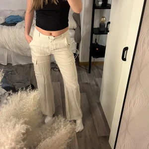 Cargobyxor - Super fina cargobyxor som är helt nya🙌🏻hann inte använda de innan de blev för små (det är därför de inte är stängda på bilden) 