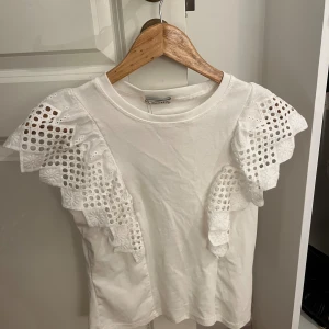 Söt topp  - Säljer nu denna söta toppen. Storlek S/M men passar som en S. Aldrig använd. Skriv vid frågor eller fler bilder💕