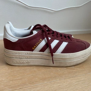 Adidas Gazelle - Adidas Gazelle med hög sula. Superfina😍