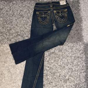 Vintage True religion jeans.  Midja:37cm Bredd:21cm Längd:96cm  Skriv gärna innan ni köper.