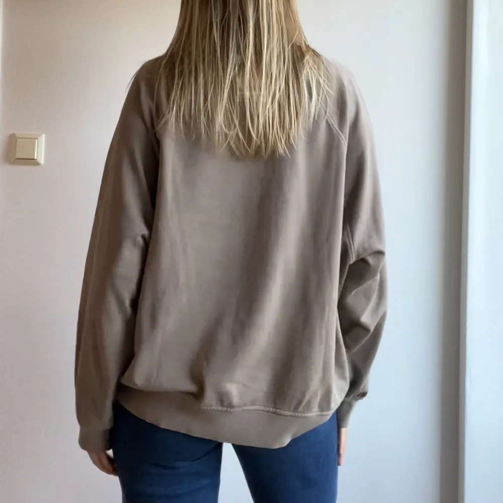 Helt ny superfin sweatshirt som tyvärr inte kommit till användning, prislappen är kvar. Köpte XXL för att få den oversized, lagom stor på mig som brukar ha L annars. Den är väldigt skön och inte sådär tjock i materialet som sweaters kan vara 🤍. Tröjor & Koftor.