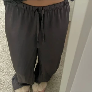 Satinbyxoe - Satinbyxor köpta på plick, från H&M 💗 Aldrig använda då de är lite försmå för mig. 