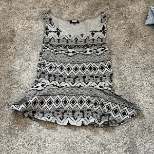 topp - en jätte fin grå topp som är helt oanvänd! kontakta mig om du har några frågor❤️