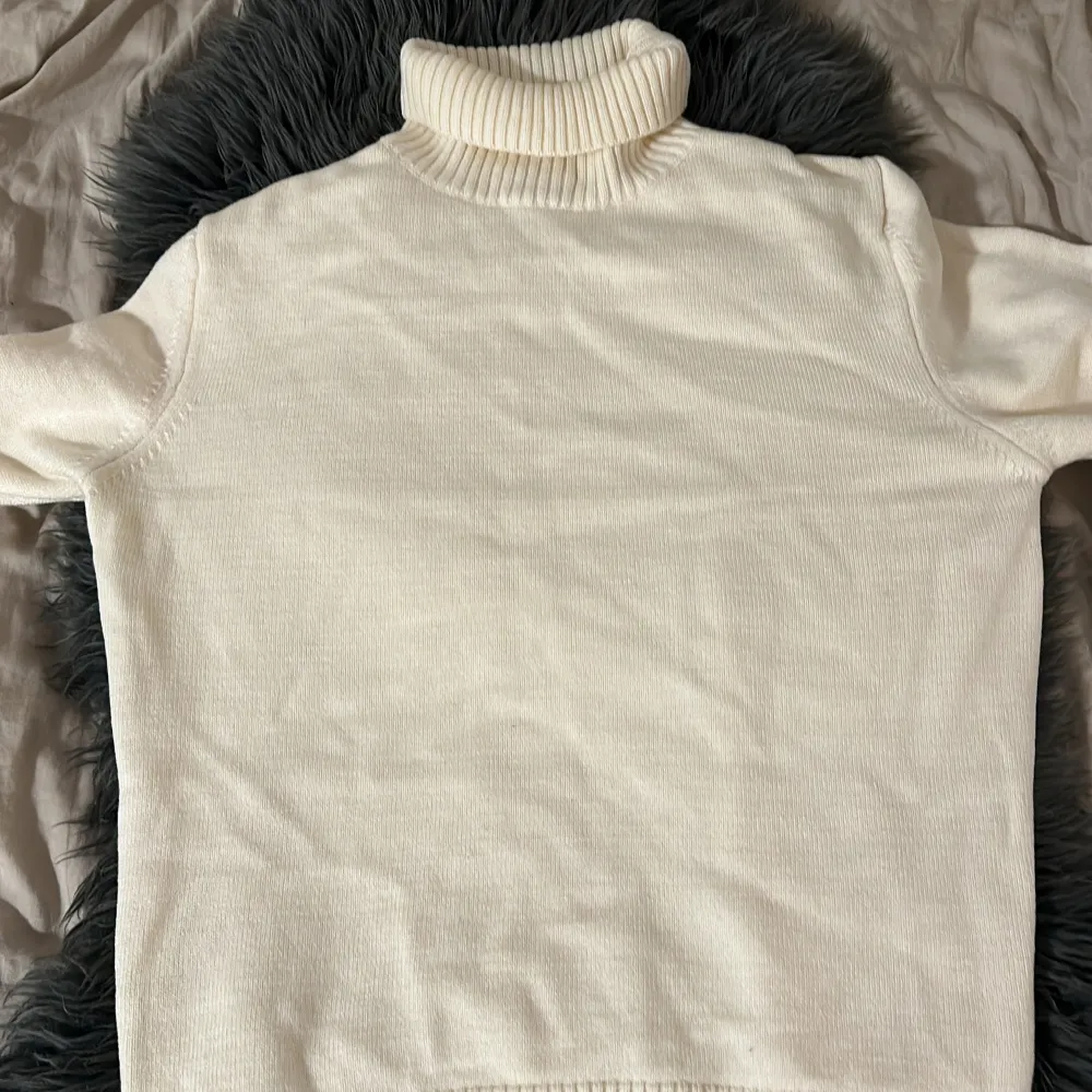 Stickad tröja från Stenströms. 100% merino ull. Storlek L. Säljer då den inte passar mig längre annars inget fel på den. Nypris 2000kr säljer för 650kr.. Tröjor & Koftor.