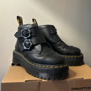Dr. Martens (Nyskick!) - Ett par super fina platform Dr. Martens med Blom spännen i äkta läder och i nyskick, endast använda en gång då jag råkat beställa fel storlek. Lådan medföljer vid köp!