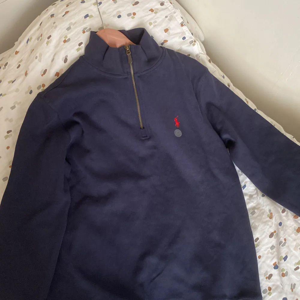 En fin mörkblå half zip från Ralph Lauren. Tröjor & Koftor.