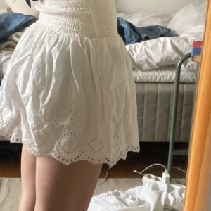 Kjol - Söt volang kjol med spets frår gina. Passar mig som har runt xs