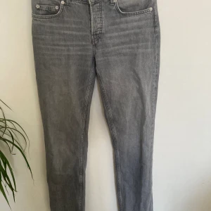 Gråa icon jeans - I princip oanvända jeans från lager 157. Nypris 400kr