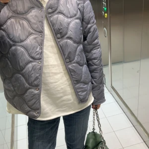 Mango silver jacka - Jätte fin och så skön jacka inför våren/ sommaren!! Dem är använd men ser ut som ny! 