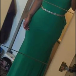 Festklänning  - Jättefin festklänning i stressigt material. Har använts bara en gång som ny. 