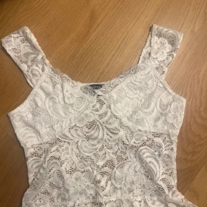 Spetstopp  - Vit spetstopp som är köpt här på Plick. Säljer eftersom den inte passade mig. Stl S men sitter mer dom xs. Kommer från början från Boohoo. Den är i fint skick 